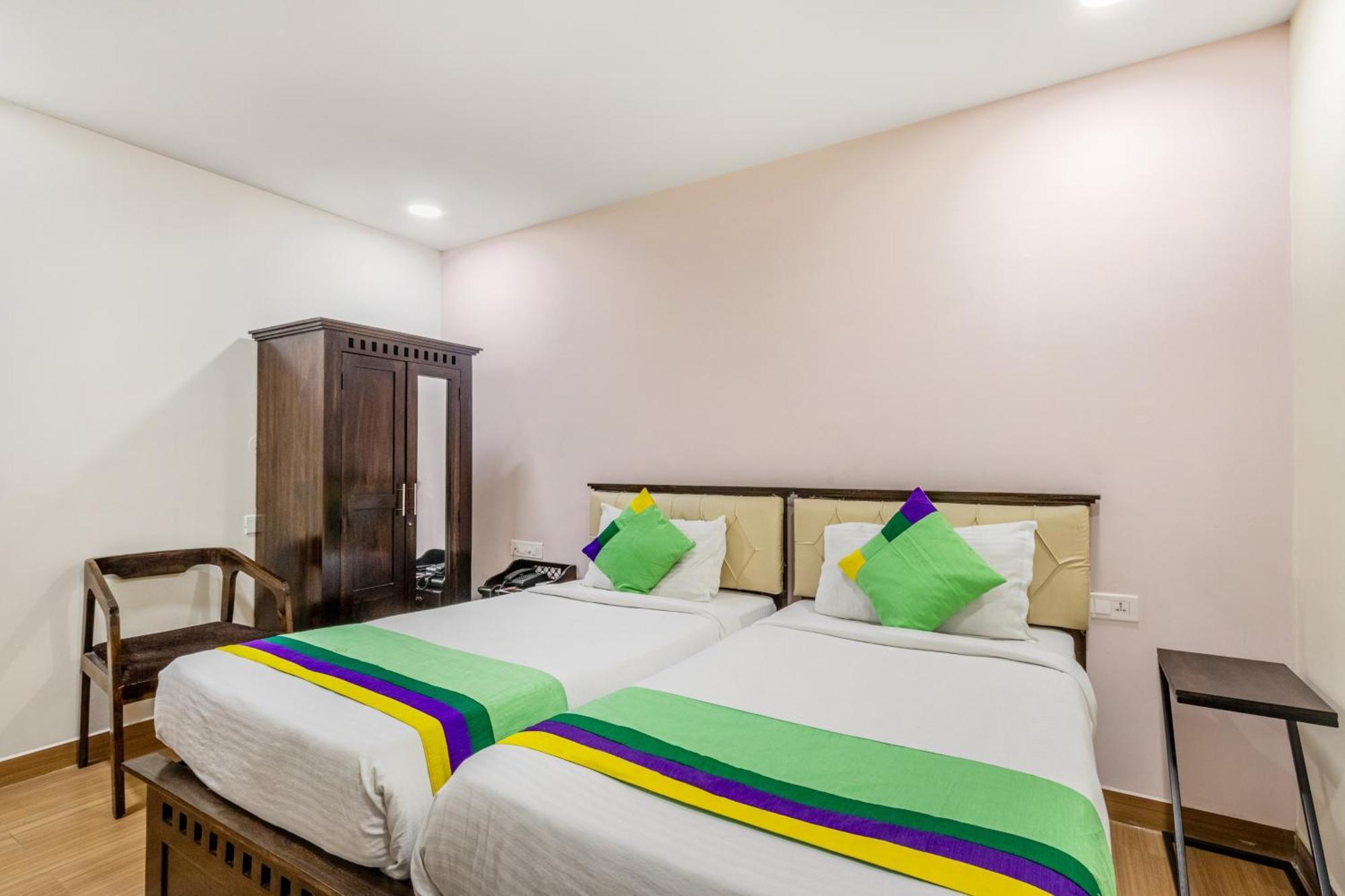 Treebo Purple Square Hotel Hyderabad Eksteriør billede