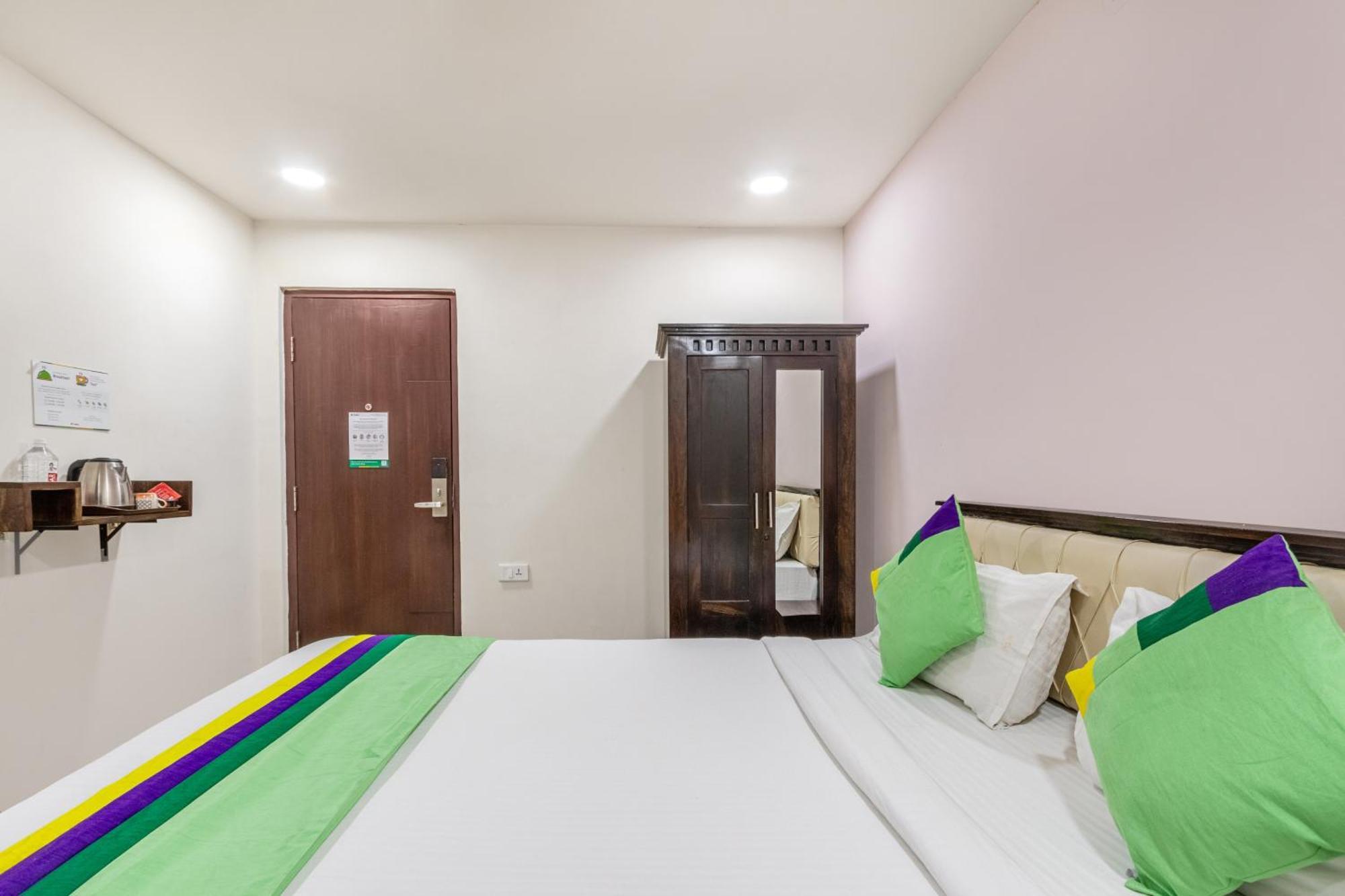 Treebo Purple Square Hotel Hyderabad Eksteriør billede